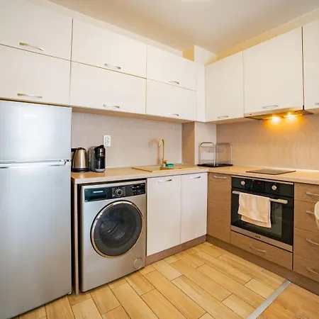 2br W/ Private Garage דירה