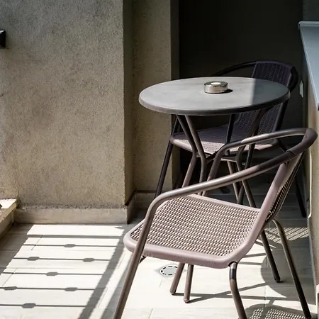 2br W/ Private Garage Daire