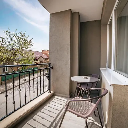 2br W/ Private Garage *